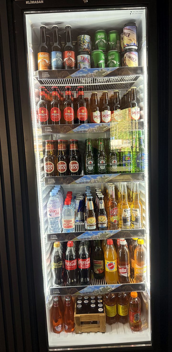 Le frigo des bières du Grand-Saint-Bernard et des boissons fraîches