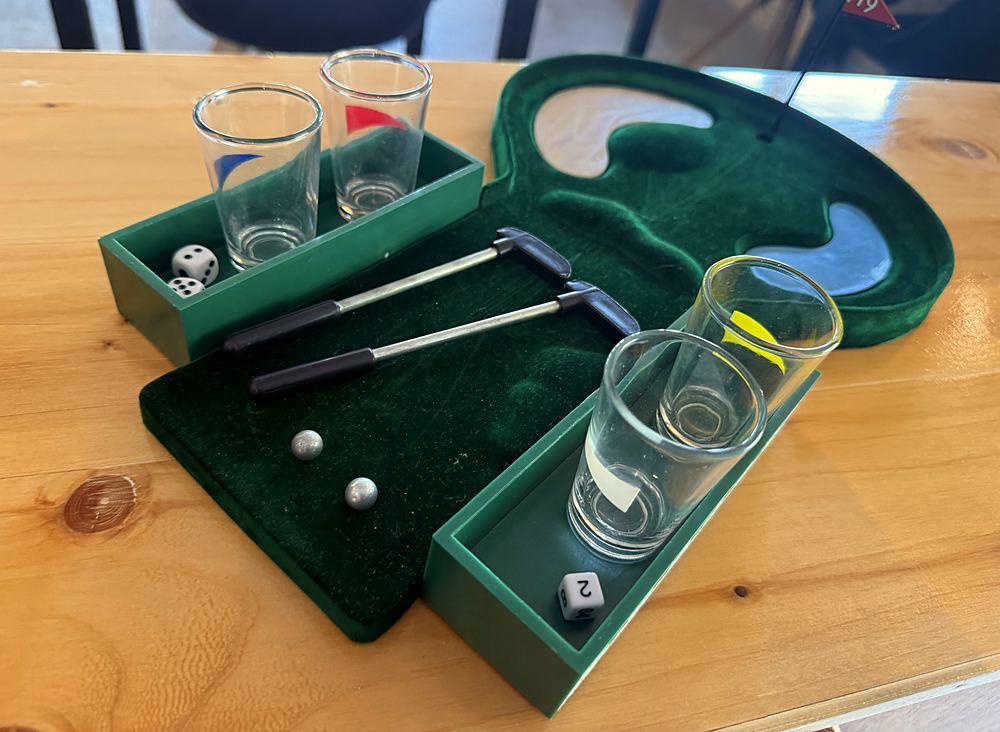 Jeu de golf de table avec verres à shot