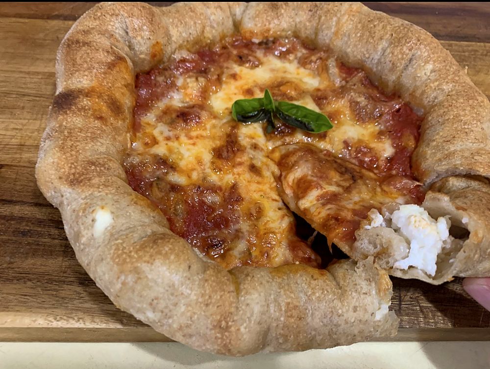Pizza cornicione au bord farci de fromage salé