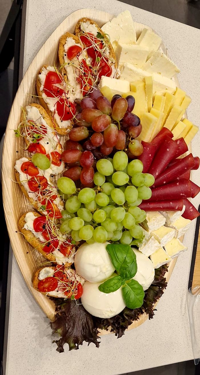 Plateau de fromages, raisins, viande séchée et burrata