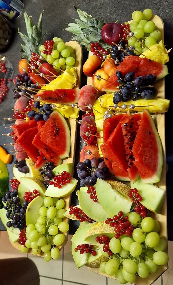 Plateaux de fruits frais : pastèque, melon, ananas et raisins