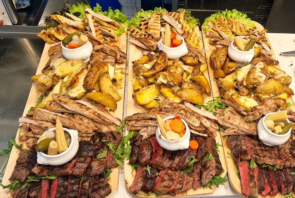Plateaux de viandes grillées avec pommes de terre