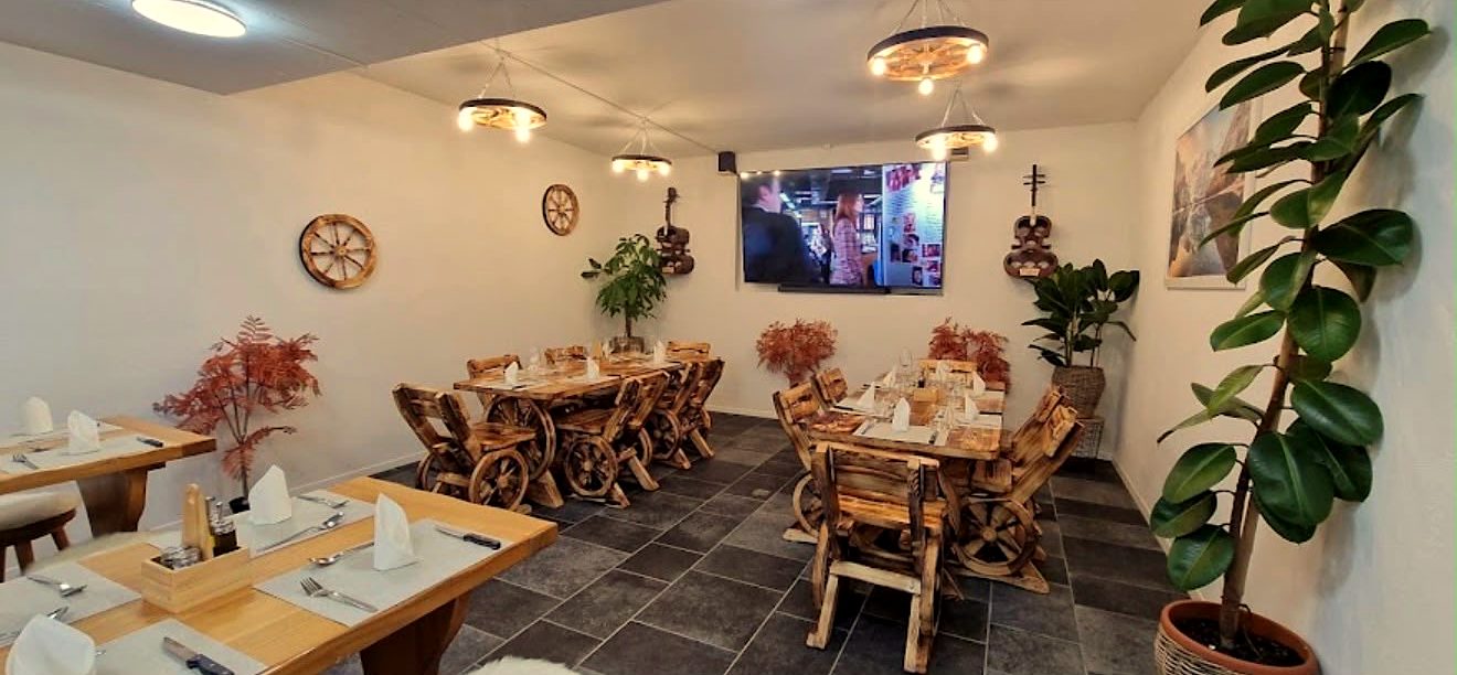 La salle du bas dressée pour un repas de groupe